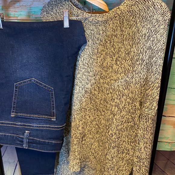 Ladies Pull Over Sweater - Picture 2 of 3